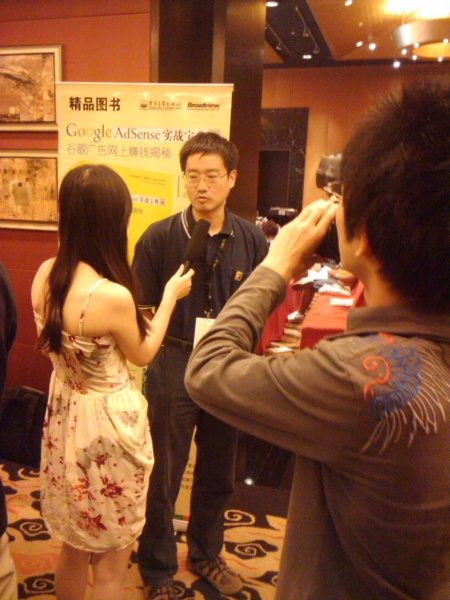 文件:接受媒体现场采访.jpg
