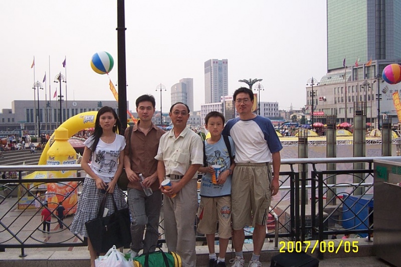 文件:胜利广场合影.jpg